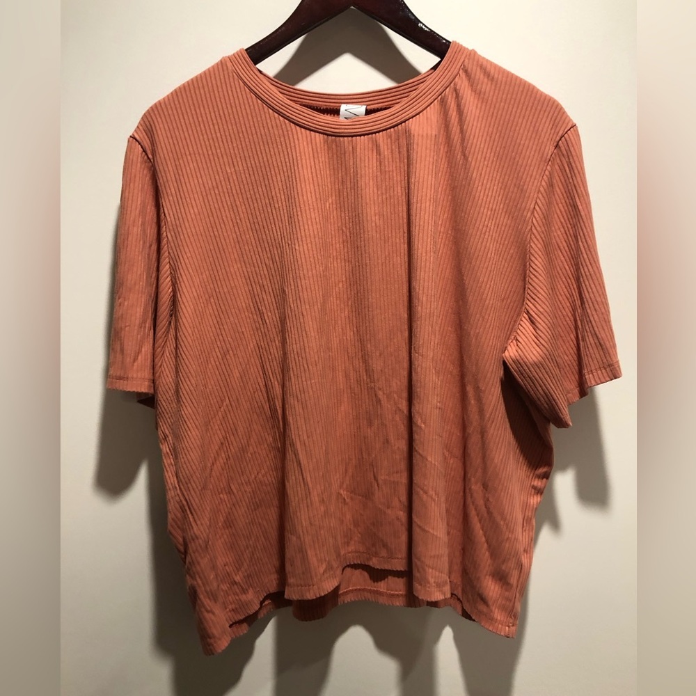Casual Ribbed Short Sleeve Top in Orange/Coral Mas Montreal